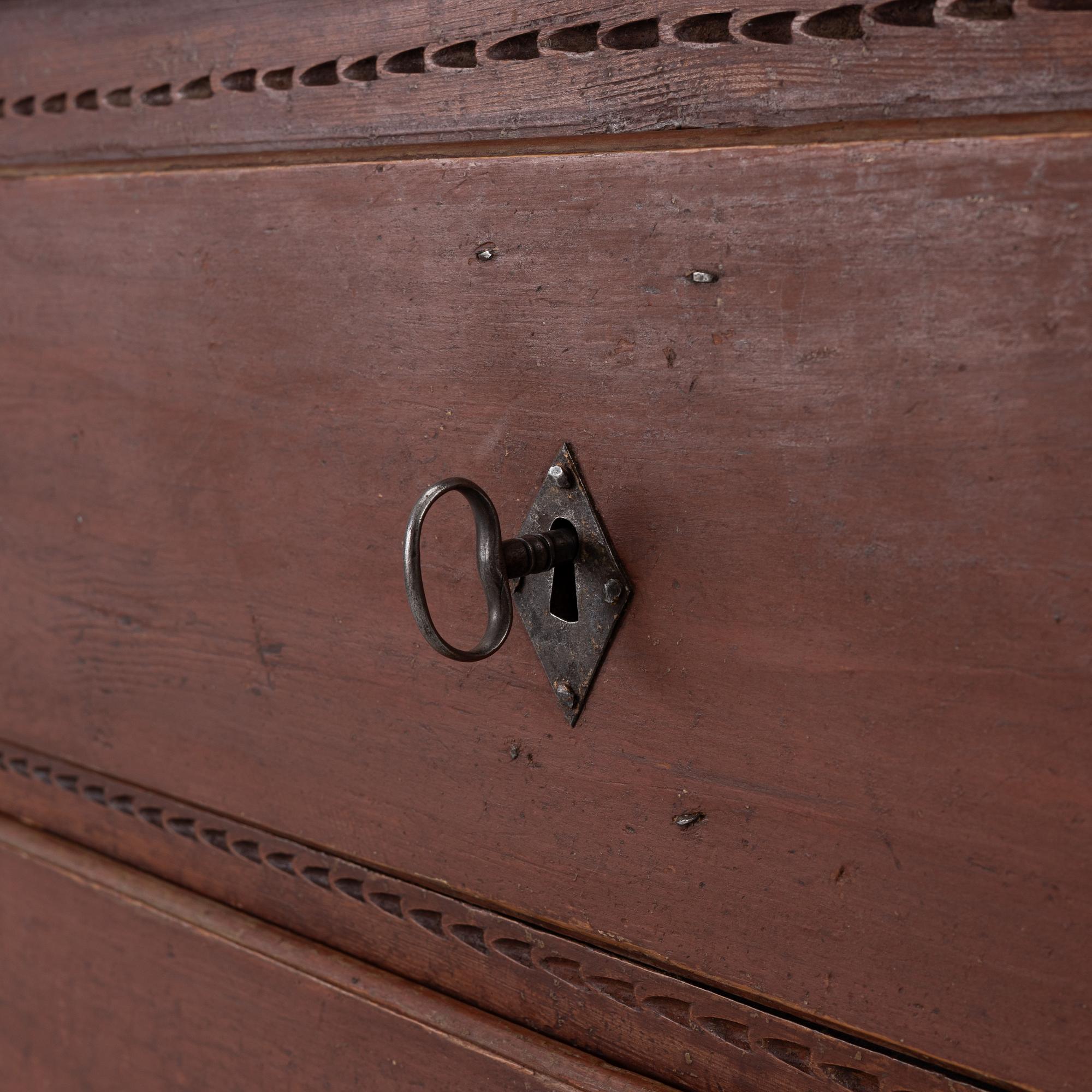 A Gustavian chest of drawers from around the year 1800.
