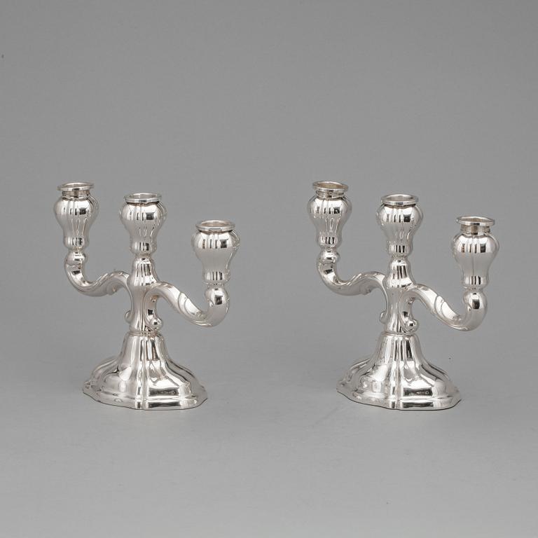KANDELABRAR, ett par, silver, rokokostil, Tyskland, svenska importstämplar. 1900-tal.
