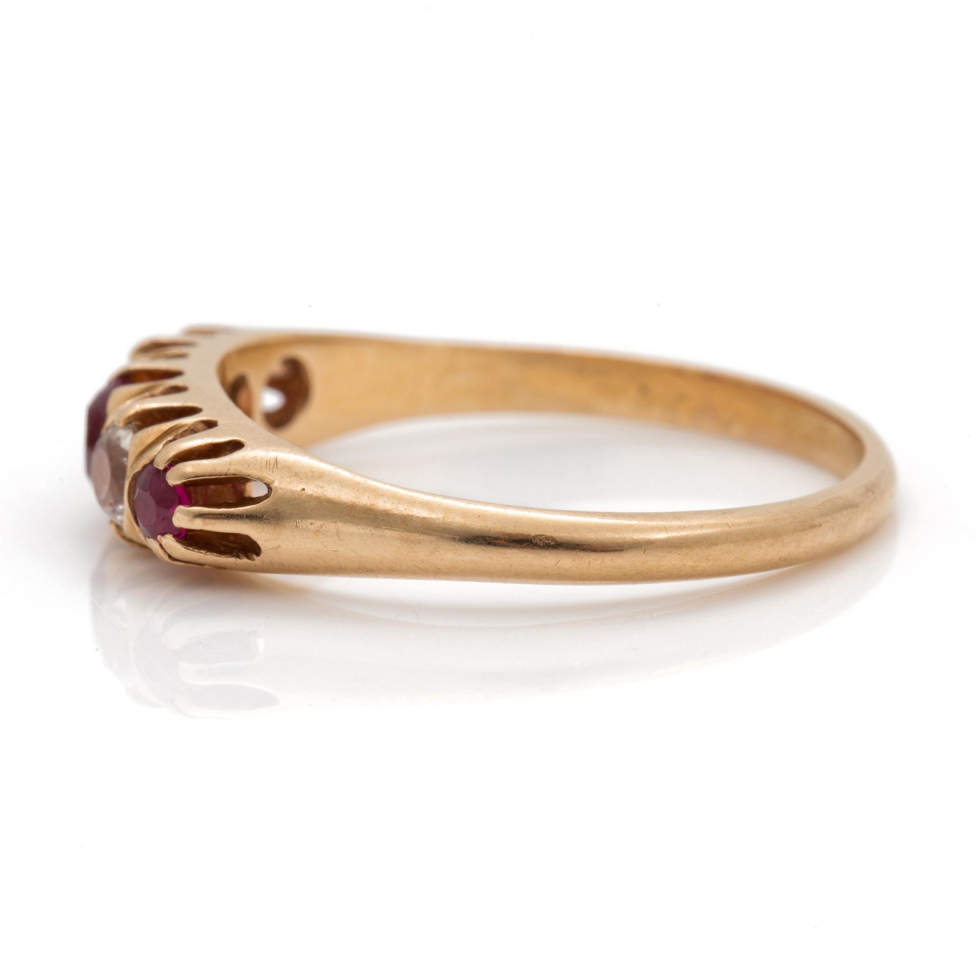 RING med fasettslipade syntetiska rubiner samt syntetiska vita spineller.