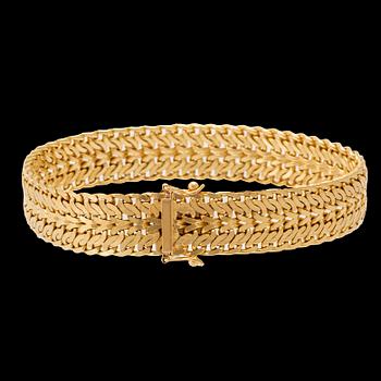 An  18K gold herringbone link bracelet.