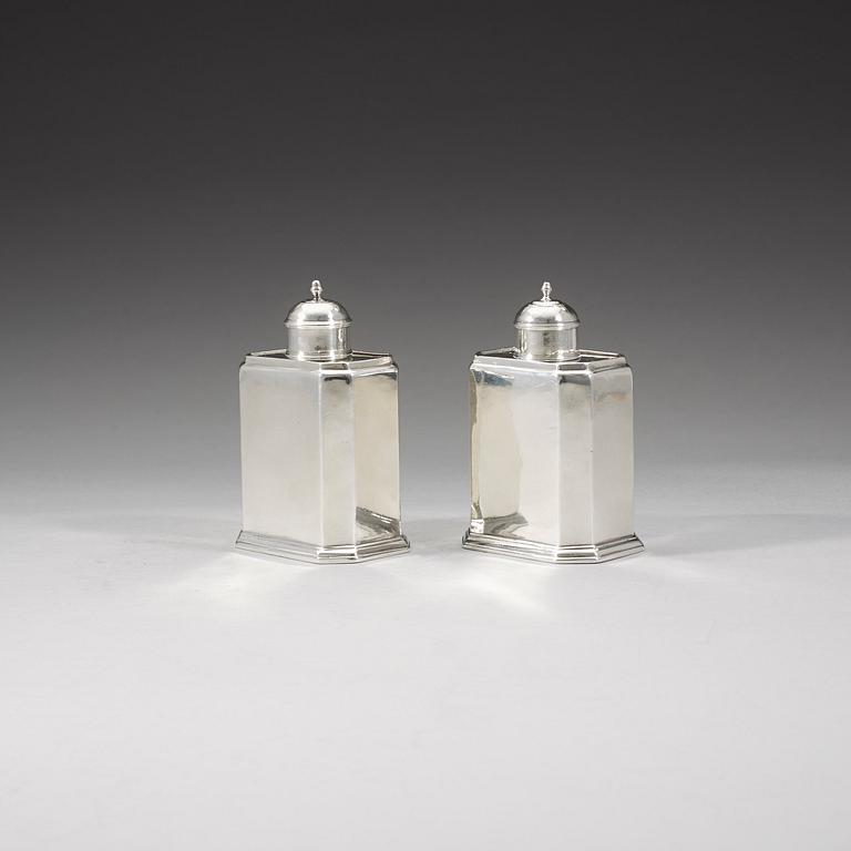 A pair of English 18th century silver tea caddies, Thomas Parr, London 1719.