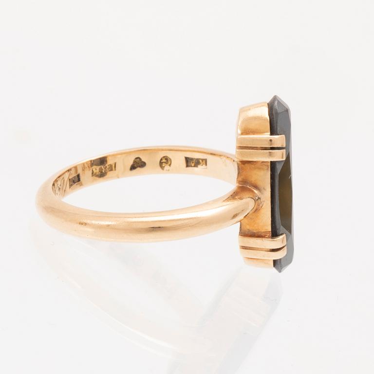 An 18K gold ring with faceted hematite.
