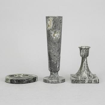 VAS, LJUSSTAKE samt FAT, kolmårdsmarmor, 1900-tal.