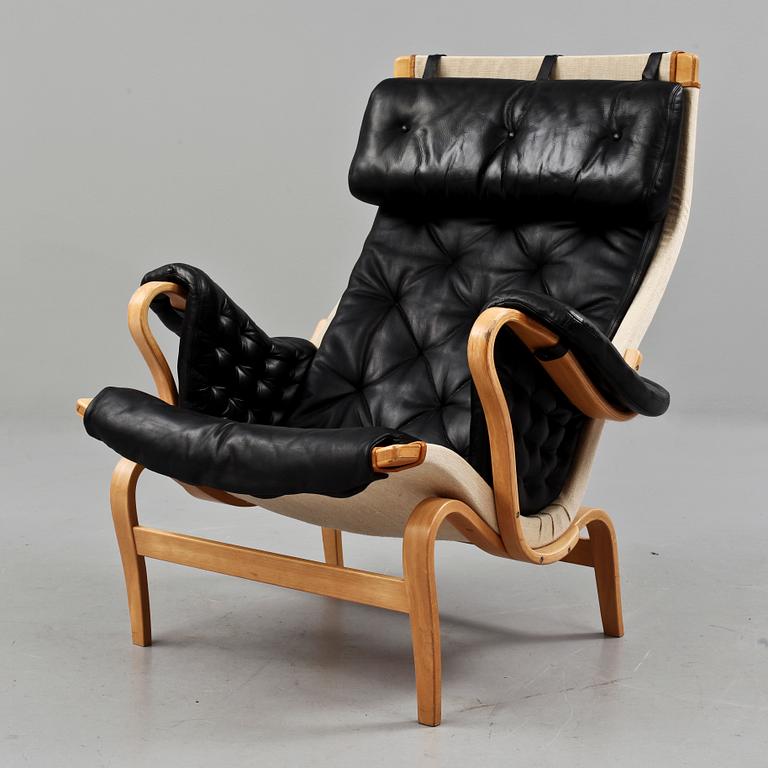 FÅTÖLJ, "Pernilla". Design Bruno Mathsson för Dux, 1900-talets andra hälft.