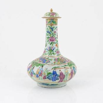 A Kanton vase with cover, China, late Qing dynasty.