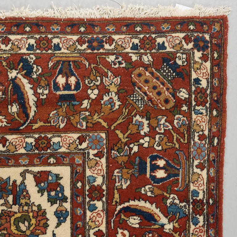 A semi-antique carpet from Esfahan, around 216 x139 cm.