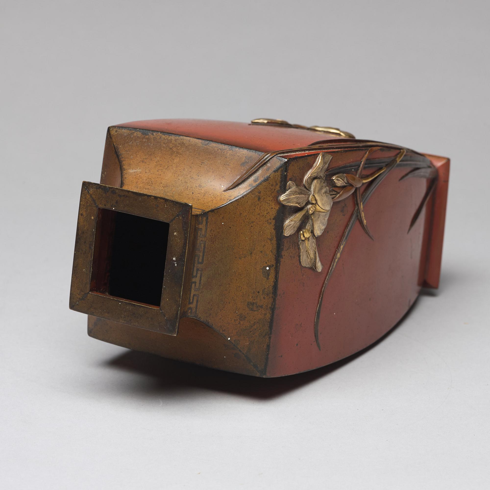 VAS, brons. Japan, Meiji (1868-1912), signerad.