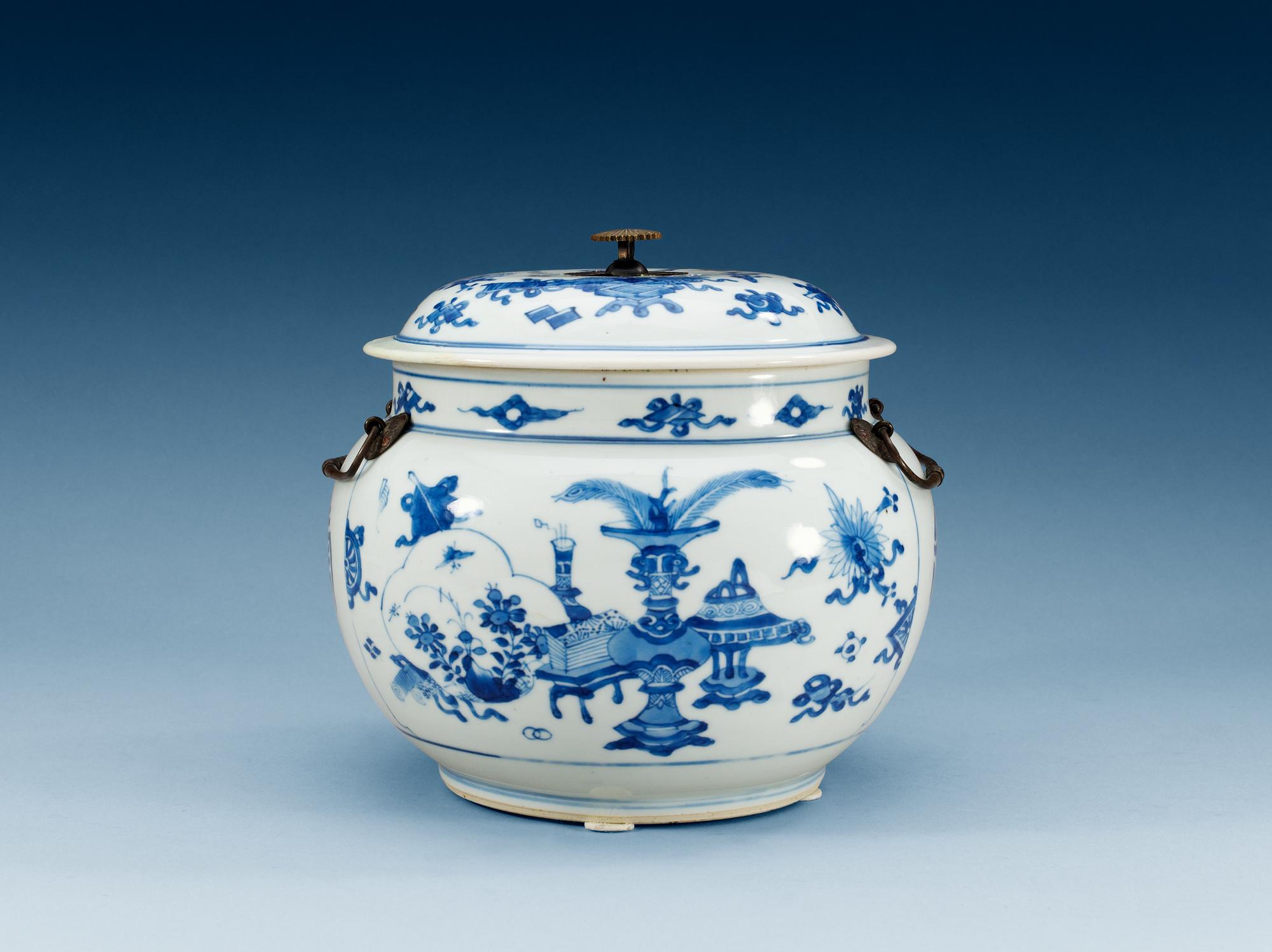 A blue and white jar with cover, Qing dynasty, Kangxi (1662-1722).