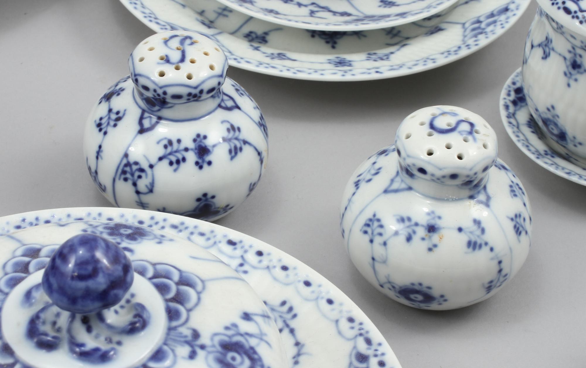 SERVISDELAR, 140 delar, "Musselmalet", porslin, Royal Copenhagen, 1900-talets andra hälft.