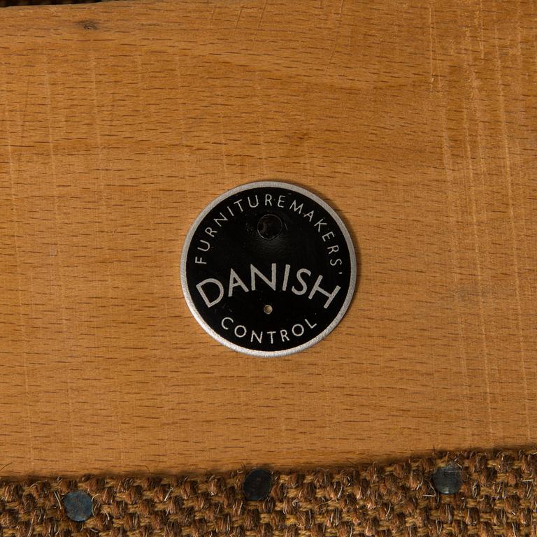 Hans J Wegner, fåtölj, "Bamse / Papa bear", AP-Stolen, Danmark, 1950-60-tal. Modellen formgiven år 1951.