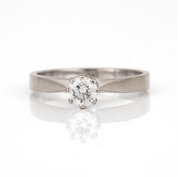 RING, 18 k vitguld, 0,4 ct enl gravyr.
