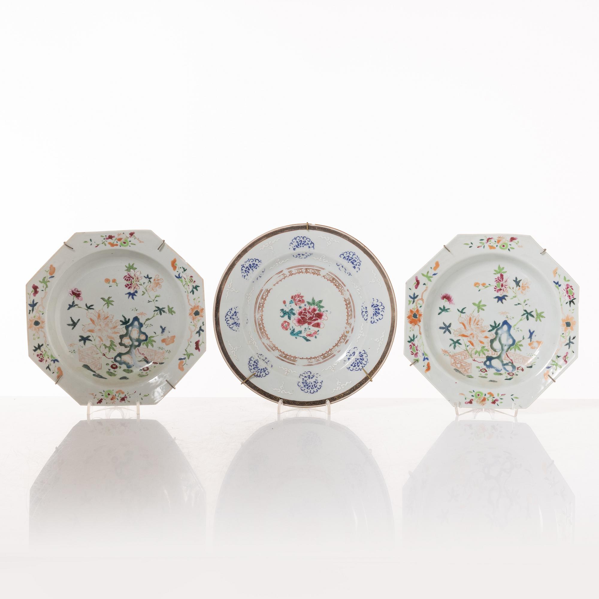 Tallrikar, sju stycken, porslin, Kina, Qingdynastin, 1700-tal.