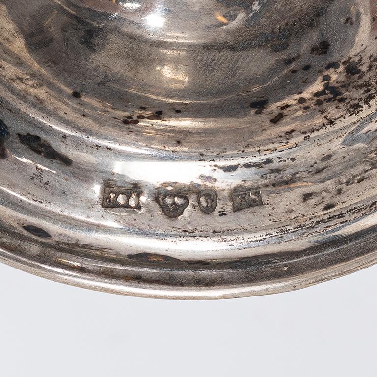 Pokal samt ett lock, silver, båda stämplade Johan Olof Östlund, Gävle 1876.