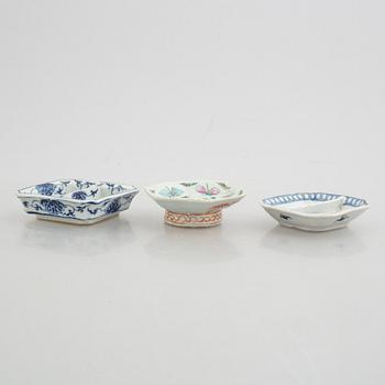 Four pieces of Chinese porcelain, late Qingdynasty, around 1900.