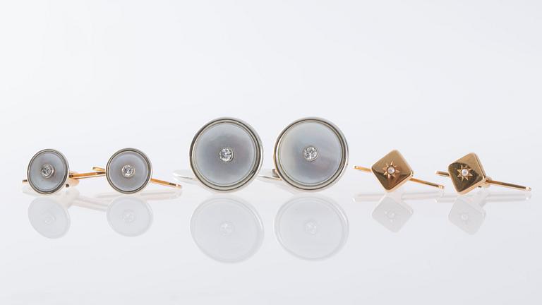 MANSCHETTKNAPPAR SAMT FRACKKNAPPAR, två par, 18K guld, pärlemor samt diamanter. Gustaf Dahlgren & Co, Malmö.
