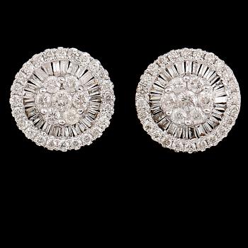ÖRHÄNGEN, 1 par, 18 k vitguld, briljant och baguetteslipade diamanter tot ca 0.95 ct.