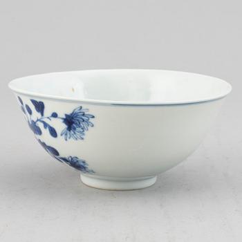 A blue and white bowl, Qing dynasty, late 19th century, with Guangxu mark to the base.