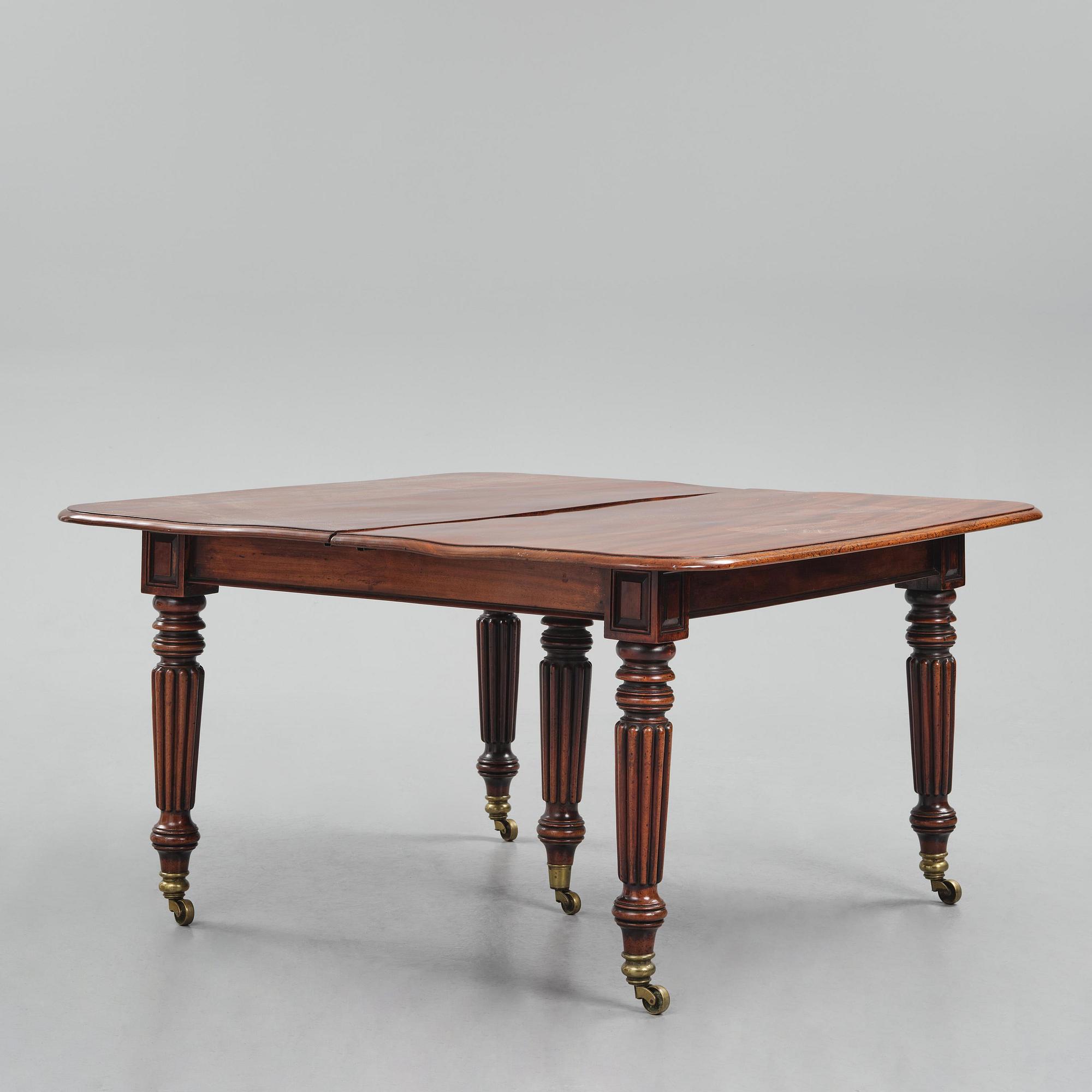 A Regency mahogany dining table, first part 19th century.