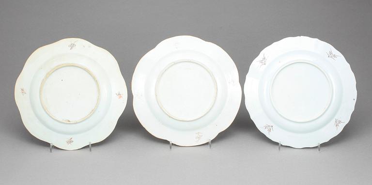 TALLRIKAR, 12 st snarlika, porslin, Qingdynastin Qianlong (1736-95).