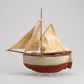 SEGELBÅT, bemålat trä, 1900-talets första hälft.