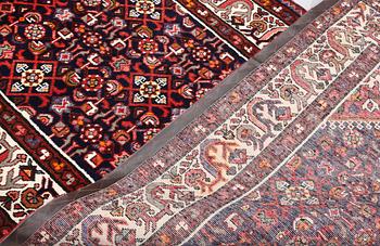 A Hamadan runner, approx. 400 x 110 cm.