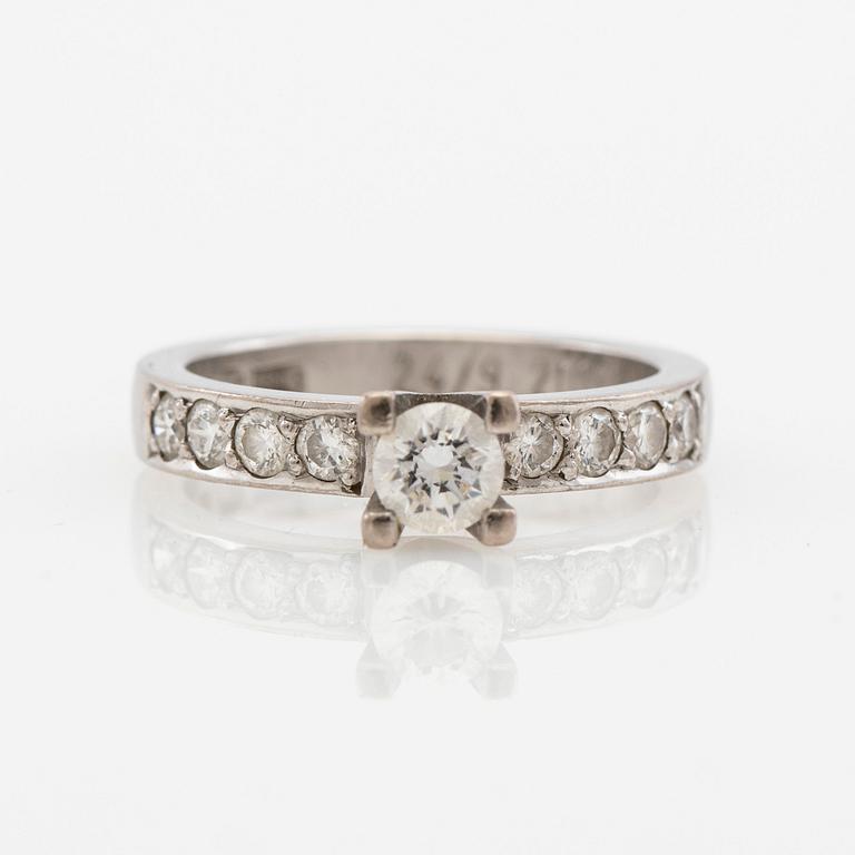 Ring, 18K white gold with brilliant-cut diamonds.