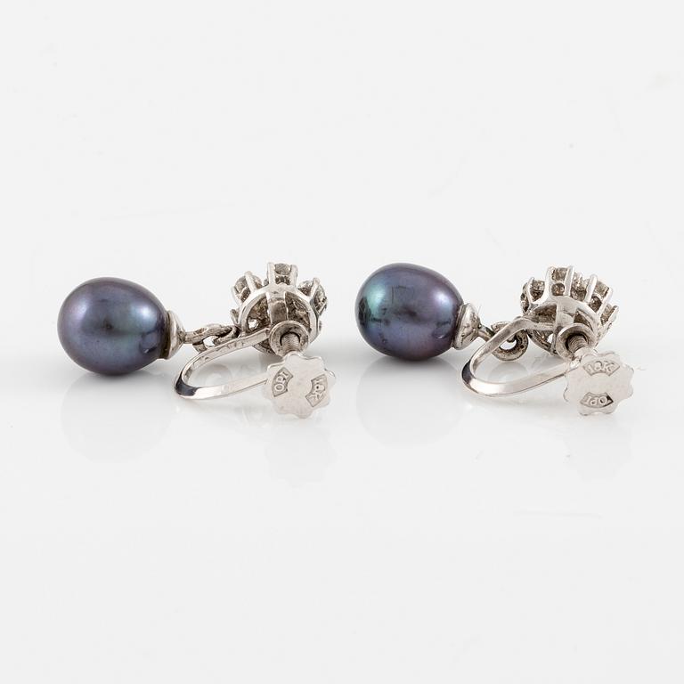 A pair of earrings in 18K white gold with cultured pearls and round brilliant-cut diamonds.