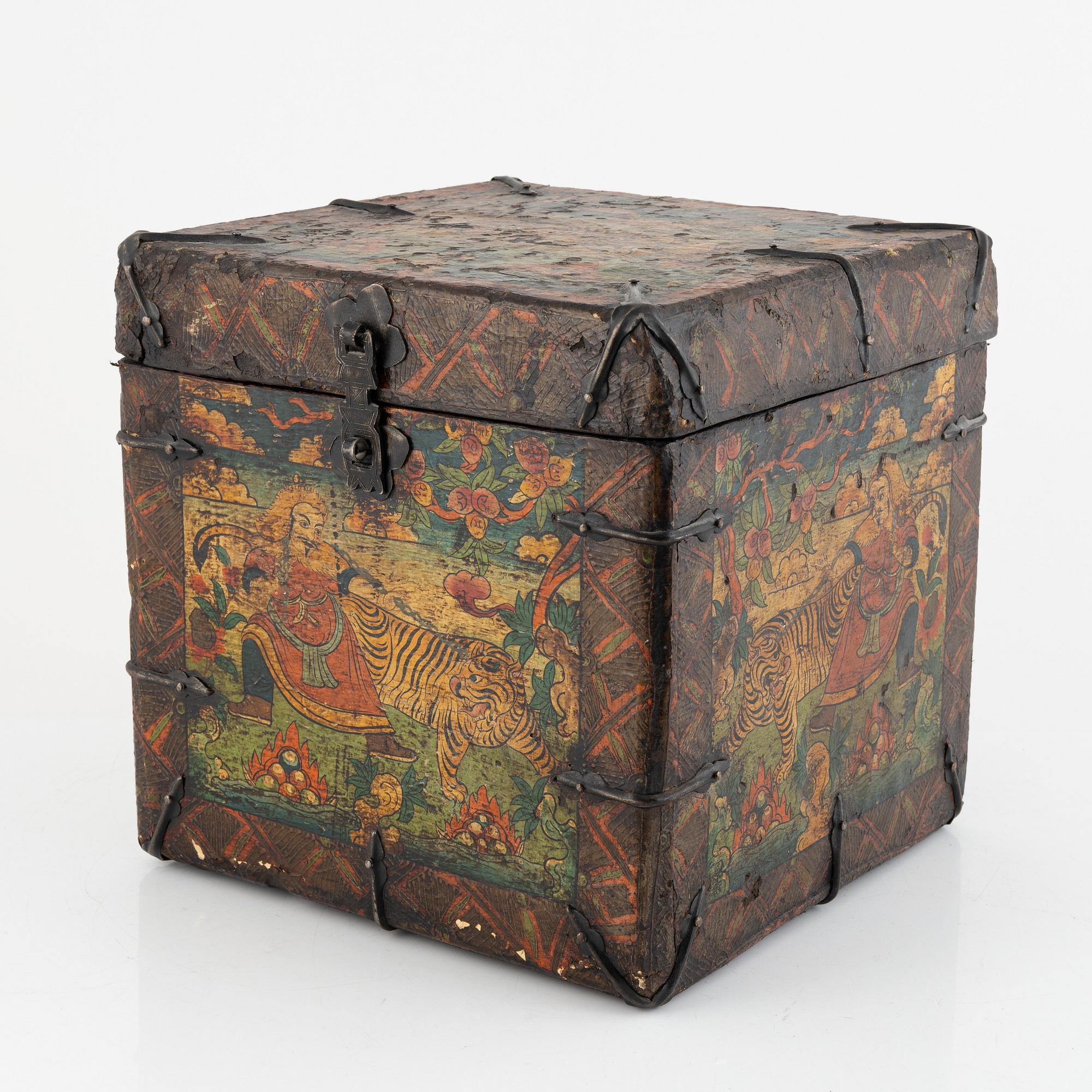 Skrin, lackat och patinerat trä, troligen Tibet, 1900-tal.
