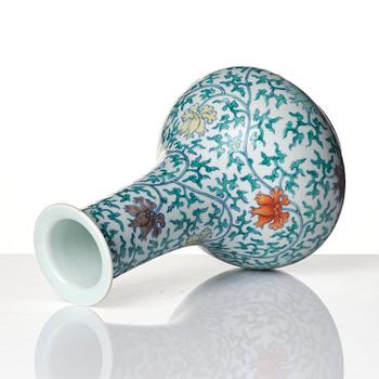 Vas, porslin. Qingdynastin med Yongzhengs märke.