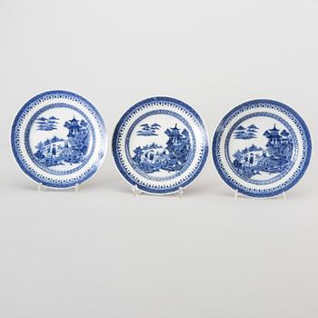 A set of threee Chjinese Qianlong blue and white plates.