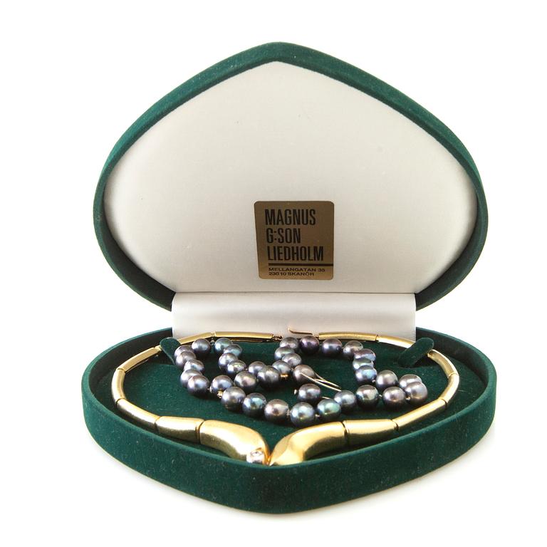 Magnus G:son Liedholm, Collier 18K guld med en diamant samt collier av odlade pärlor, medföljande örhängen, Skanör 2001.