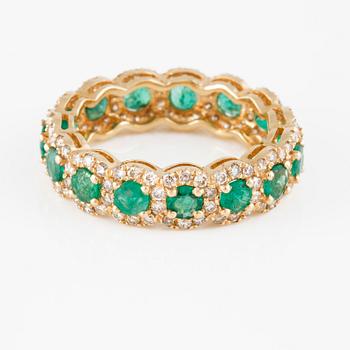 RING, 18K guld med briljantslipade diamanter ca 0.90 ct samt fasettslipade smaragder ca 1.70 ct. Vikt 3,2 gram.