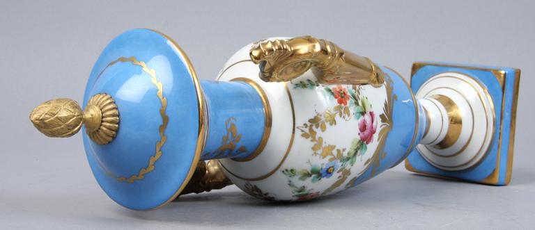 LOCKURNA samt VAS, porslin, Limoges, 1900-tal.