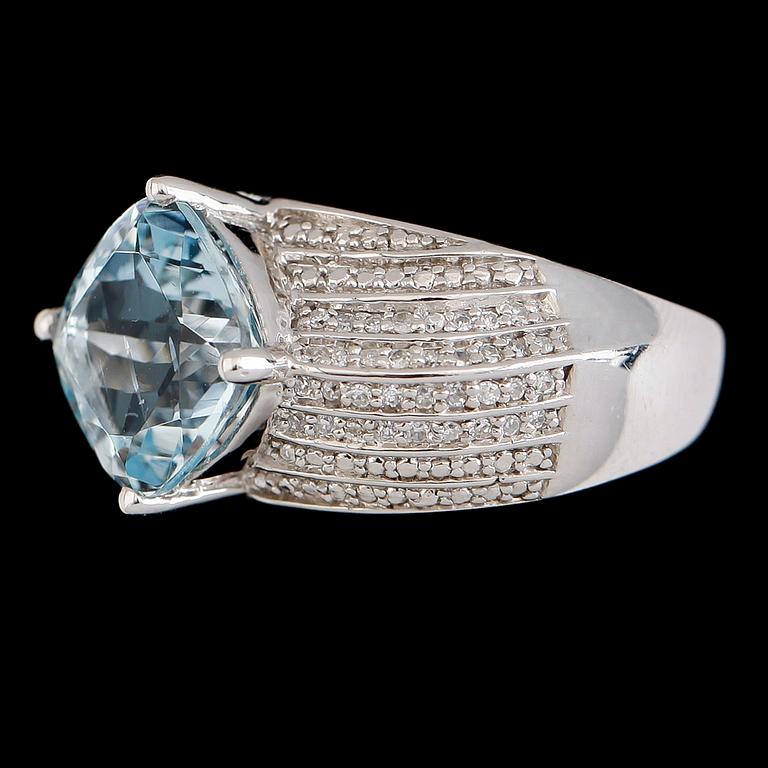 RING, 14K vitguld, diamanter tot ca 0.50 ct, akvamarin.