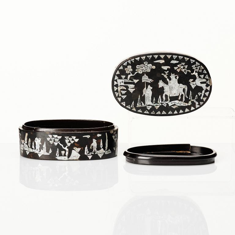 A Chinese lacquer box and tray, early 20th century.