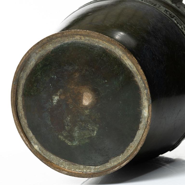 A Chinese bronze urn, late Qing dynasty / early 20th century.