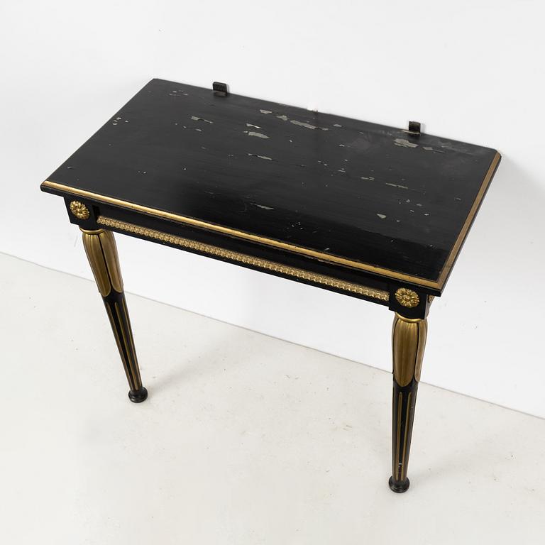 Spegel av Jonas Frisk (spegelfabrikör i Stockholm 1805-1824), Empire, samt senare konsolbord.