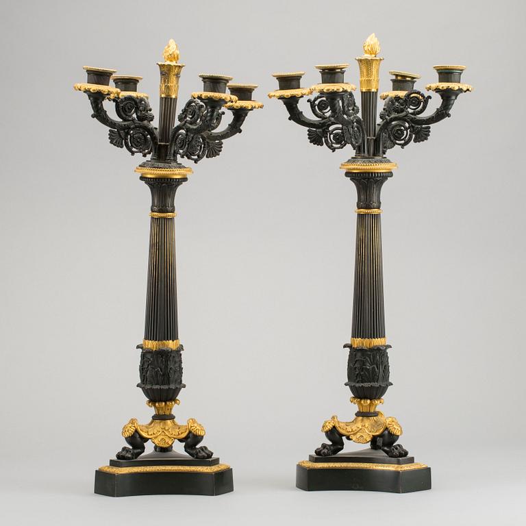 KANDELABRAR, ett par, förgylld och patinerad brons, Frankrike, senempire, 1800-talets mitt.