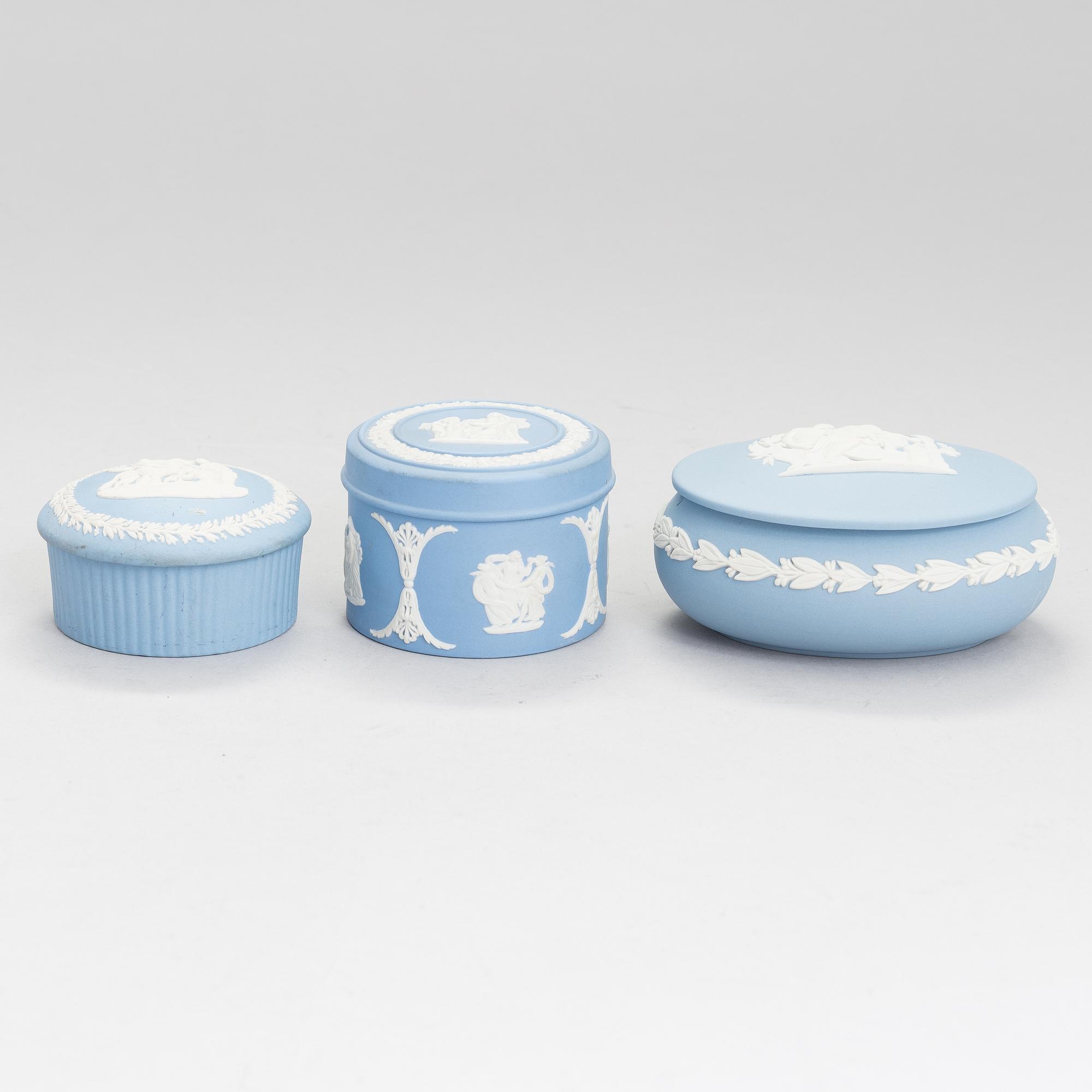 WEDGWOOD, Jasperware, 30 delar, England 1900-talets andra hälft.