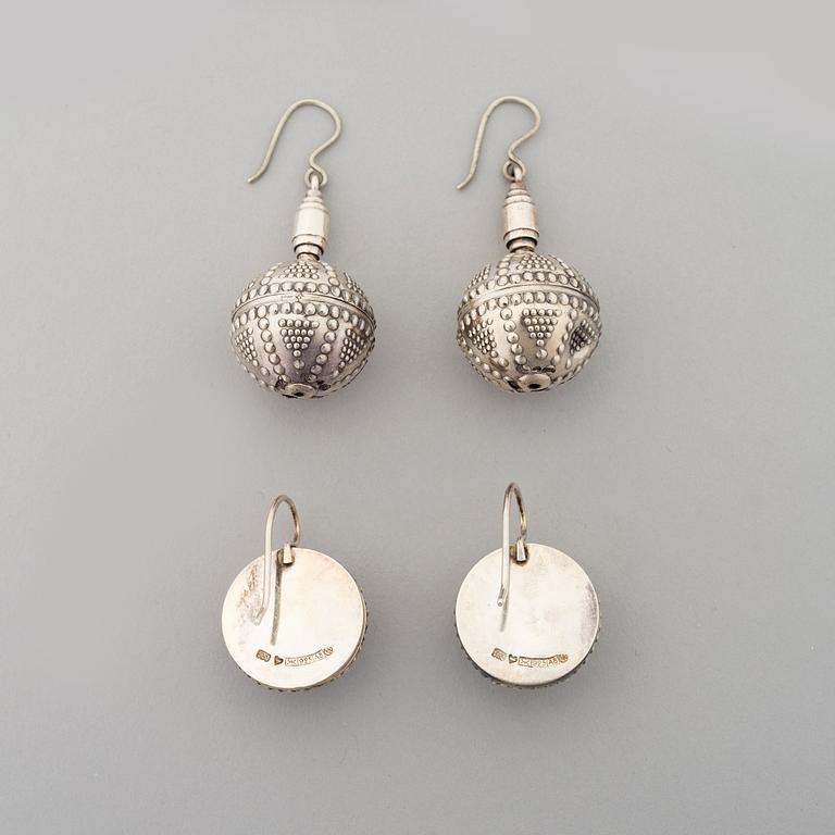 KAULAKORU ja KORVAKORUT, 2 PARI, "Halikon Kääty", hopeaa, Kalevala Koru.