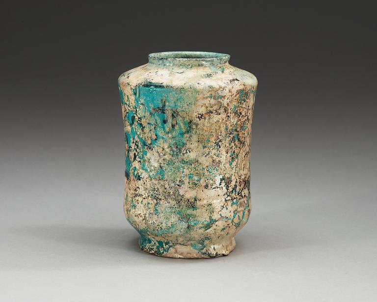 ALBARELLO, lergods. Turkos glasyr och svart dekor. Höjd 18 cm. Persien, Keshan tidigt 1200-tal.