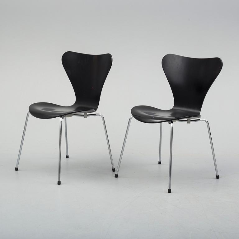 ARNE JACOBSSON, stolar, 7 st, "Sjuan", Fritz Hansen, 1900-talets slut.