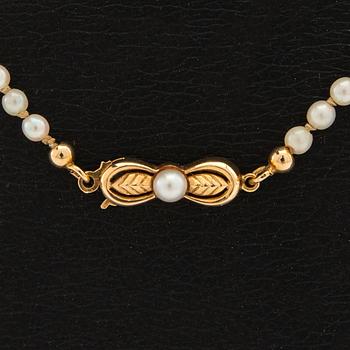 Pearl necklace, cultured pearls, clasp in 18k gold.