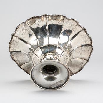 ERIC KALB, skål på fot, silver, Halmstad 1925, svenska importstämplar. Vikt c:a 790 g.