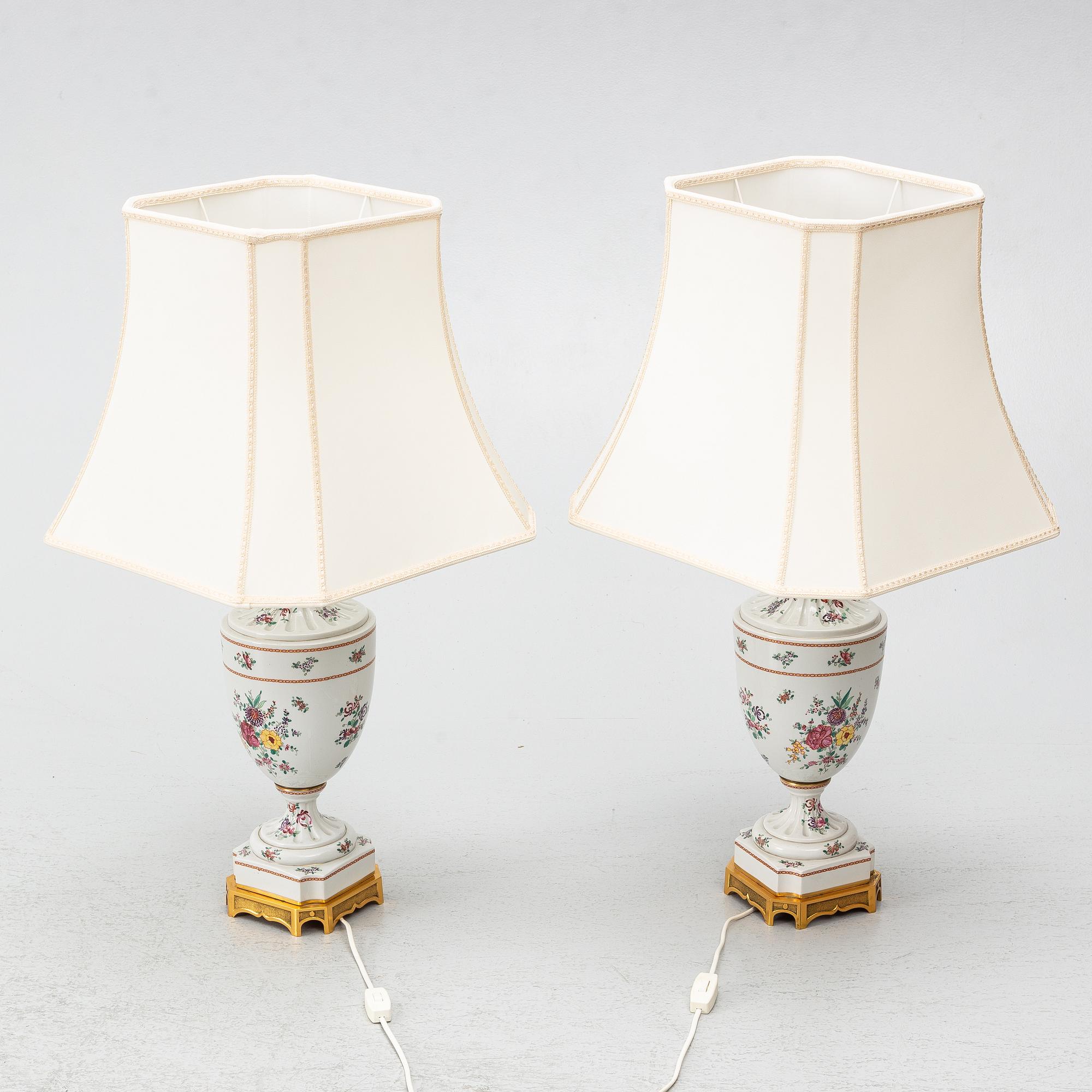 Bordslampor, ett par, Porcelaine de Paris, Frankrike, 1900-talets andra hälft.