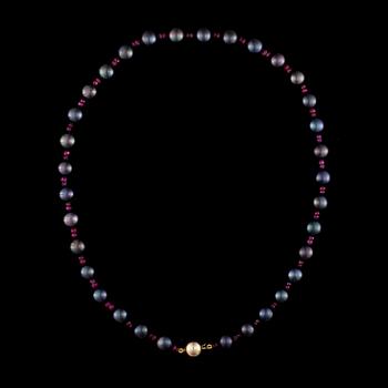 PÄRLCOLLIER, mörka odlade pärlor, rubiner, 14K guldlås.