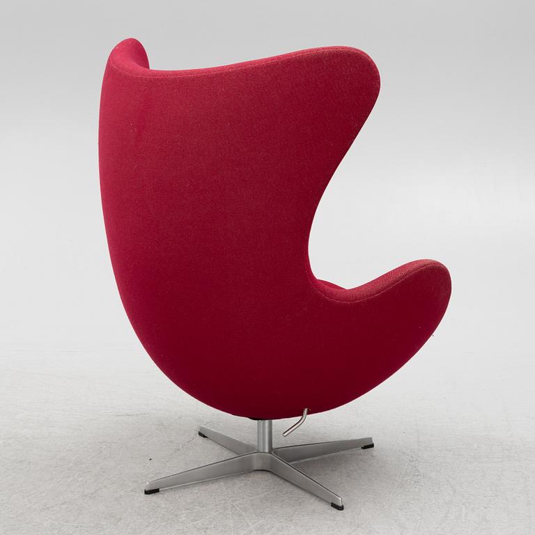 Arne Jacobsen, an armchair with footstool, "The Egg", Fritz Hansen, Danmark, 2000.