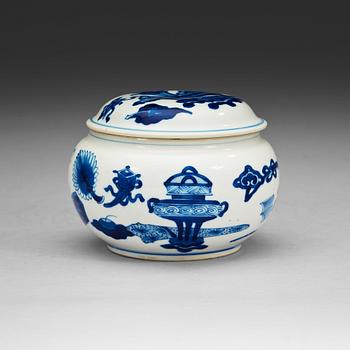 396. A blue and white box with cover, Qing dynasty, Kangxi (1662-1722).