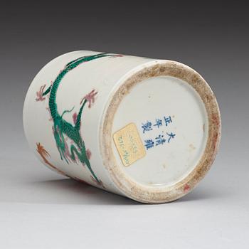 An enameled brushpot, Qing Dynasty, 19th Century.