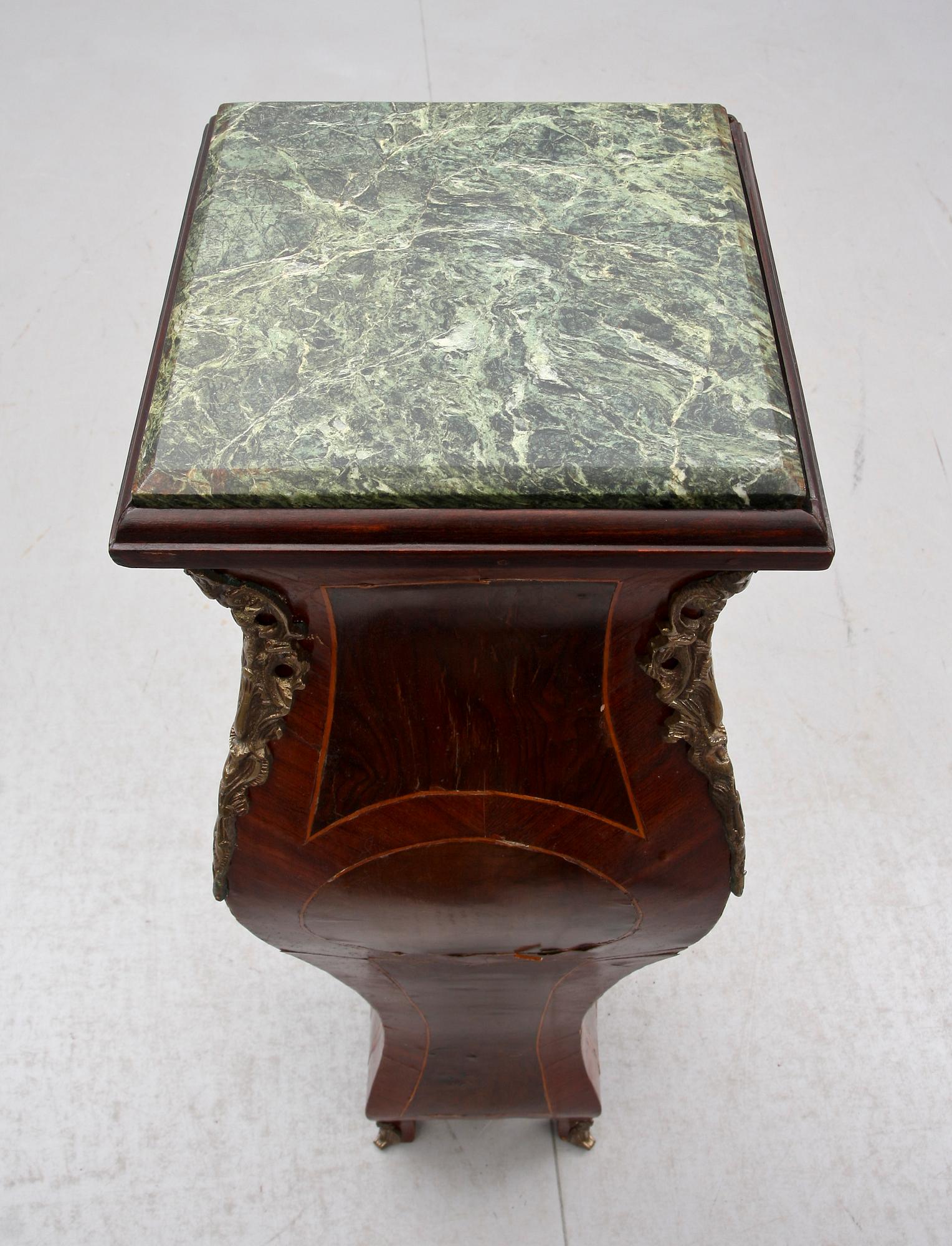 PIEDESTAL, rokokostil, 1900-alets andra hälft.